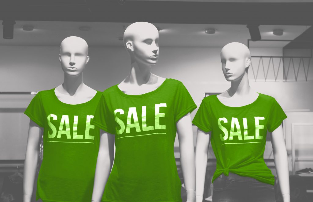 Manequim com camisa escrito "sale"